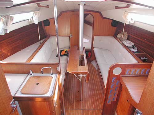 Beneteau 32 dinette