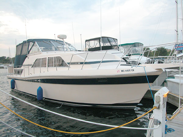 Carver 355 Aft cabin waiting impatiently at the dock