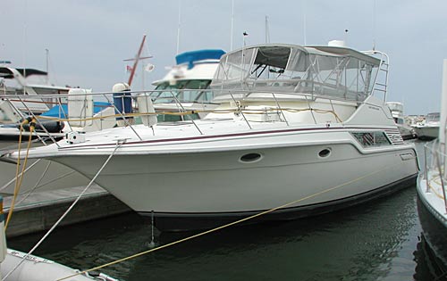 Cruisers 4280 Sedan waiting at the dock