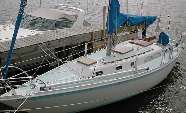 Catalina 30 waiting at the dock