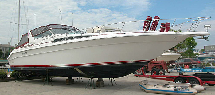 Defever 44 Offshore Cruiser waiting at the dock